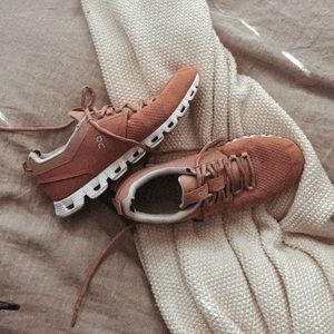 On cloud running shoes WOMENS 10